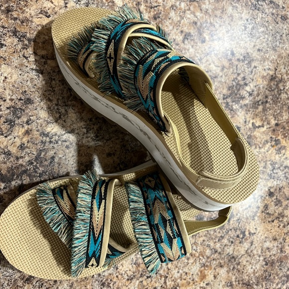 Teva Platform Sandals 🩴 - Picture 1 of 7